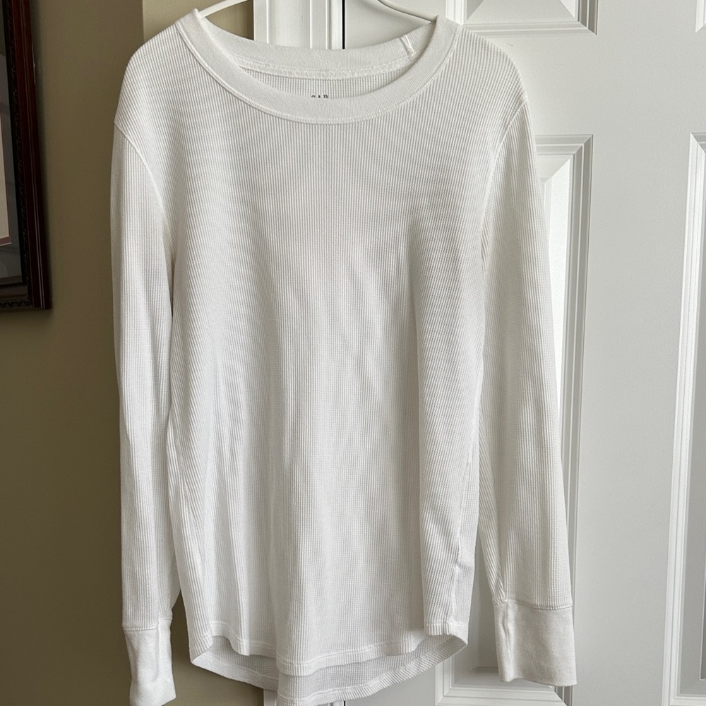 GAP -Bundle: White, Olive, and Gray Long Sleeve Tops - Picture 7 of 16